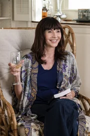 Carol (Mary Steenburgen)