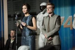 Die grausame Regierung unter Pr&auml;sident Snow zwingt Katniss (Jennifer Lawrence, l.) und Peeta (Josh Hutcherson, r.), f&uuml;r so zu tun, als w&auml;ren sie ein Liebespaar. W&auml;hrend die beiden Gewinner durch die Distrikte touren m&uuml;ssen, werden sie Zeugen brutaler Gewalt der Obrigkeit und sehen aber auch Anzeichen f&uuml;r eine nahende Rebellion ...