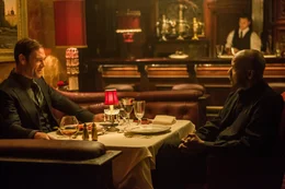 L-R: Teddy (Marton Csokas), McCall (Denzel Washington, r.)