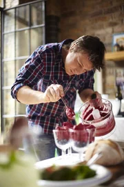 Diesmal gibt es bei Jamie Oliver als Hauptgang seines 30-Minuten-Menüs einen Seebarsch. Dazu reicht er Pancetta, Süßkartoffeln und asiatisches Gemüse als Beilagen.