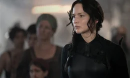 Zahlreiche Hungerspiele haben bei Katniss (Jennifer Lawrence) sichtlich Spuren hinterlassen. Schafft sie es tapfer zu bleiben, um den Gr&auml;ueltaten in den Distrikten endlich ein Ende zu setzen? Oder werden ihre Kr&auml;fte sie gerade jetzt verlassen?