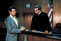 Der Anwalt David Bedford (John Larroquette, l.) schafft es, Walter aus dem Gef&auml;ngnis herauszuholen, wohl auch, weil Richter Harold Bedford (William Daniels, r.) sein Vater ist und der seinen Sohn loswerden will ...