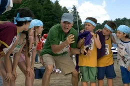 Im Urlaub liefern sich Tom (Steve Martin) und seine 12 Kinder einen Streit mit einer anderen Grossfamilie.