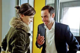 Bunz hat Britta (Henriette Heinze, l.) bei der Konkurrenz ein Bewerbungsgespr&auml;ch vermittelt. Sie stellt sich bei Alexander Raubold (Felix Eitner, r.) vor.