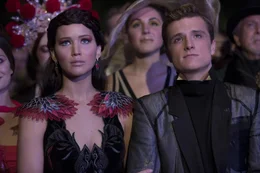 Seitdem Katniss (Jennifer Lawrence, l.) und Peeta (Josh Hutcherson, r.) die Spiele entgegen der Regeln des Kapitols gemeinsam gewonnen haben, stehen sie im Fokus ihres erz&uuml;rnten Pr&auml;sidenten. Nur ihre inszenierte Geschichte vom "Liebespaar" sch&uuml;tzt sie vor der Rache des Kapitols. Da entwickelt Pr&auml;sident Snow einen ausgekl&uuml;gelten Plan, beide loszuwerden ...