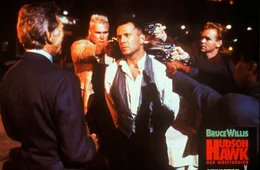 Um seinen Freund Tommy (Danny Aiello, l.) zu sch&uuml;tzen, begibt sich Meisterdieb Hudson Hawk (Bruce Willis, M.) auf Diebestour. Schon bald hat er die Polizei, die Mafia und den Vatikan im Nacken sitzen ...