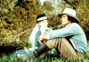 Amy Sawyer (Lynn Benesch, l.) gesteht Charles Ingalls (Michael Landon, r.), dass sie ihn seit der Schulzeit nicht vergessen konnte.