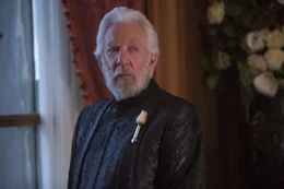 Diktator Coriolanus Snow (Donald Sutherland) ist nur noch davon besessen, Freiheitsikone Katniss Everdeen endg&uuml;ltig zu vernichten. Daf&uuml;r ist ihm jedes Mittel recht ...