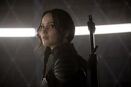 Auch bei der sonst so tapferen Katniss (Jennifer Lawrence) macht sich jetzt gro&szlig;es Unbehagen breit: Gelingt es ihr noch, ihren Freund Peeta aus den F&auml;ngen des b&ouml;sen Pr&auml;sidenten zu retten?