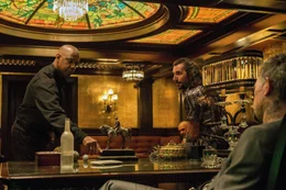 L-R: McCall (Denzel Washington) , Tevi (Alex Veadov) und Slavi (David Meunier)