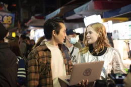 Paul (Justin Chon, l.); Erin (Ellie Bamber, r.)