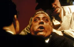 Der Vertraute des Paten, Luca Brasi (Lenny Montana, M.) wird von den Handlangern des skrupellosen Drogenh&auml;ndlers Sollozzo ermordet ..._Titel: Der Pate II
