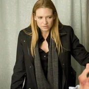 Olivia (Anna Torv).