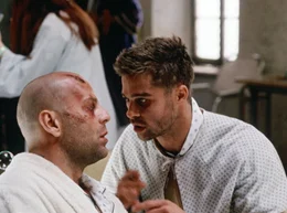 In der Psychiatrie trifft James Cole (Bruce Willis, li.) den verr&uuml;ckten Patienten Jeffrey Goines (Brad Pitt).