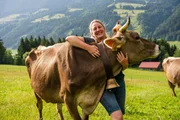 Gitte Hölzler aus Schwaben mit einer Kuh.