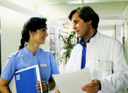 Dr. Stefan Frank (Sigmar Solbach) ahnt nicht, dass Schwester Eva (Irina Wanka) in ihn verliebt ist. Dr. Stefan Frank (Sigmar Solbach) ahnt nicht, dass Schwester Eva (Irina Wanka) in ihn verliebt ist.