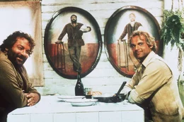 Plata (Terence Hill, r.) und Salud (Bud Spencer, l.) erwerben einen alten Doppeldecker, mit dem sie die Versorgung der Minensch&uuml;rfer vornehmen k&ouml;nnen. Doch schon bald gibt es massiven &Auml;rger ...