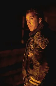 Ein riesiger Feuerball rast durch den ganzen Tunnel, zur&uuml;ck bleibt ein Bild der Verw&uuml;stung, die Luft ist voller Rauch und giftiger Gase. Der Tunnel droht einzust&uuml;rzen, aber inmitten des Chaos befindet sich eine Gruppe von &Uuml;berlebenden (Stan Shaw) ...