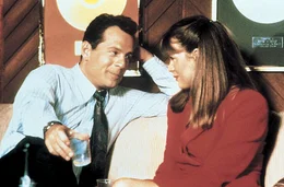 Walter (Bruce Willis, l.), ein beruflich erfolgreicher Single, sucht f&uuml;r ein wichtiges Gesch&auml;ftsessen eine "Vorzeigefrau". Sein Bruder vermittelt sie ihm die h&uuml;bsche Nadia (Kim Basinger, r.) ...