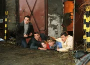 Semir (Erdogan Atalay, li.), Andr&eacute; (Mark Keller, 2.v.li.) und Sam (Sven Martinek, re.) befreien Sonja (Janette Rauch, 2.v.re.) und Kim (Miriam Horwitz).