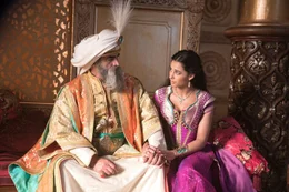 Sultan (Navid Negahban, l.); Prinzessin Jasmin (Naomi Scott, r.)
