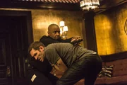 The Equalizer - Der ehemalige CIA-Agent Robert McCall ist untergetaucht und arbeitet seither als Abteilungsleiter in einem Baumarkt in Boston. In seinem Stammlokal lernt er die junge Alina kennen, die als Prostituierte unter dem Namen Teri arbeitet. Wenig sp&auml;ter landet diese schwer verletzt im Krankenhaus. Ihr Zuh&auml;lter Slavi hat sie &uuml;bel zugerichtet. McCall macht kurzen Prozess. Die russische Mafia reagiert prompt und setzt den eiskalten Killer Teddy auf ihn an. - Im Bild: Denzel Washington (Robert 'Bob' McCall), Nash Edgerton. Foto: ORF/Sony Pictures/Scott Garfield. Ver&ouml;ffentlichung honorarfrei nur f&uuml;r redaktionelle Berichterstattung in Sendungszusammenhang und mit Copyrightangabe. Kontakt: foto@orf.at