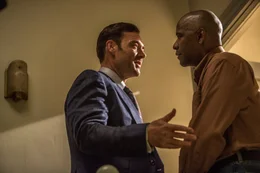 L-R: Teddy (Marton Csokas) und Robert McCall (Denzel Washington)