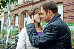 So sehr sich Britta (Henriette Heinze, l.) auch wehrt, sie hat sich in Alexander (Felix Eitner, r.) verliebt.