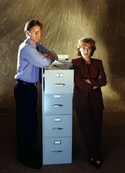 Fox Mulder (David Duchovny, l.); Dana Scully (Gillian Anderson, r.)