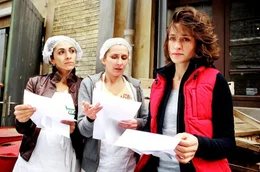Britta (Henriette Heinze, r.), Manu (Barbara Philipp, l.) und Filiz (Ilknur Boyraz, M.) sind beste Freundinnen und arbeiten im gleichen Catering-Unternehmen. Ihr Leben ger&auml;t v&ouml;llig aus dem Takt, als sie fristlos gek&uuml;ndigt werden ...