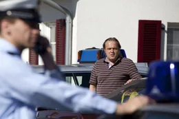 Ist der festen &Uuml;berzeugung, dass treusorgende Familienv&auml;ter v&ouml;llig unverd&auml;chtig sind: Georg (Jan-Gregor Kremp, r.) ...