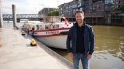 Mirko Drotschmann an einer Barkasse. Mirko Drotschmann an einer Barkasse.