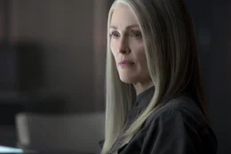 Was plant die undurchsichtige Pr&auml;sidentin Alma Coin (Julianne Moore) wirklich? Noch ahnt niemand in ihrem Umfeld, dass sie &auml;u&szlig;erst dubiose Ziele verfolgt ...