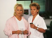 B&ouml;se Blicke von Schwester Nikola (Mariele Millowitsch, re.) und Elke (Jenny Elvers). Da kann Dr. Schmidt nicht weit sein...