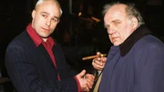 Meffert (Jochen Senf, re.) und sein Neffe Tony (Guido B&ouml;sherz) haben erfahren, dass Sam in Wirklichkeit Polizist ist. Sie schmieden einen gemeinen Plan...