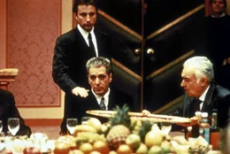 W&auml;hrend seiner Verhandlungen mit einem europ&auml;ischen Immobilien-Multi, in den auch die Vatikan-Bank investiert hat, wird Don Michael Corleone (Al Pacino, vorne l.) tatkr&auml;ftig von seinem Neffen Vincent (Andy Garcia, hinten l.) unterst&uuml;tzt ...