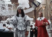 L-R: Porthos (Frank Finlay) und Kardinal Richelieu (Charlton Heston)