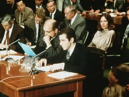 Tom Hagen (Robert Duvall, vorne 2.v.r.) und Michael (Al Pacino, r.) vor dem Untersuchungsausschuss des Senats ...