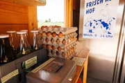 Die Milchtankstelle und Eierverkauf auf dem Hof von Edeltraud Zehetmeier