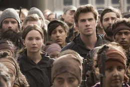Mischen sich unter die fl&uuml;chtende Bev&ouml;lkerung, um noch n&auml;her an den Despoten Snow heranzukommen: Doch Katniss (Jennifer Lawrence, vorne l.) und Gale (Liam Hemsworth, vorne r.) rechnen nicht damit, dass die Rebellen noch einen t&ouml;dlichen Trick in petto haben ...