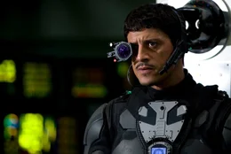 Breaker (Sa&iuml;d Taghmaoui) hat seine Feinde genau im Visier ...