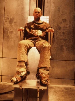 ARD 12 MONKEYS (12 monkeys), USA 1995, Regie Terry Gilliam, am Samstag (26.01.13) um 00:45 Uhr im Ersten. James Cole (Bruce Willis) wird auf ein Himmelfahrtskommando geschickt: Er soll die verseuchte Erdoberfl&auml;che nach resistenten Lebewesen absuchen.