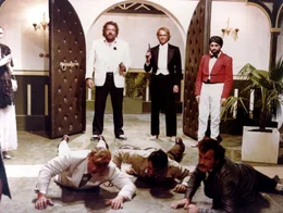 Der reiche Spekulant Ormond rechnet bei seinen Spekulationen nat&uuml;rlich nicht mit Tom (Bud Spencer, l.) und Slim (Terence Hill, 2.v.r.), die sich trotz aller Streitereien in einem einig sind: Ormond muss das Handwerk gelegt werden ...