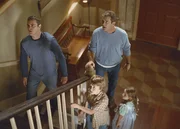 Verschanzen sich vor der Invasion aus dem Weltraum in ihrem komfortablem Haus: (v.l.n.r.) Merrill (Joaquin Phoenix), Morgan (Rory Culkin), Graham (Mel Gibson) und Bo (Abigail Breslin) ...
