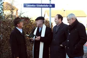 Die Lansinger haben sich etwas ganz besonderes ausgedacht, um ihrem Bürgermeister eine Freude zu machen. Von links: Lorenz Schattenhofer (Werner Rom), Pfarrer Kurz (Hans Stadlbauer), Hubert Kirchleitner (Bernhard Ulrich) und Joseph Brunner (Wilhelm Manske). Die Lansinger haben sich etwas ganz besonderes ausgedacht, um ihrem Bürgermeister eine Freude zu machen. Von links: Lorenz Schattenhofer (Werner Rom), Pfarrer Kurz (Hans Stadlbauer), Hubert Kirchleitner (Bernhard Ulrich) und Joseph Brunner (Wilhelm Manske).