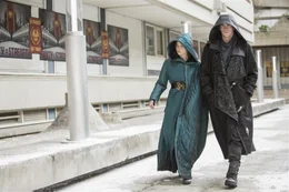 Um dem Aufstand zum Sieg zu verhelfen, wagen Katniss (Jennifer Lawrence, l.) und Gale (Liam Hemsworth, r.) das schier Unm&ouml;gliche: Sie wollen im Pr&auml;sidentenpalast ihren Widersacher Snow t&ouml;ten ...