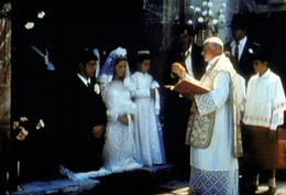 In seinem Versteck in Sizilien heiratet Michael Corleone (Al Pacino, 2.v.l.) die sch&ouml;ne Appollonia (Simonetta Stefanelli, 4.v.l.) ..._Titel: Der Pate II