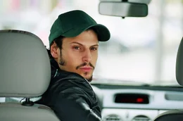 In dem neu gegr&uuml;ndeten Catering-Unternehmen "Leicht & Schnell" findet auch Gus (Manuel Cortez) einen Arbeitsplatz als Fahrer.