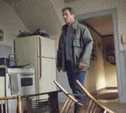Als der Farmer und ehemalige Priester Graham Hess (Mel Gibson) auf seinen Feldern riesige symmetrische Formationen entdeckt, die kaum von Menschenhand stammen k&ouml;nnen, ahnt er noch nicht, dass nun ein gnadenloser &Uuml;berlebenskampf beginnt ...