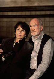 Durch einen verheerenden Unfall droht ein Unterwasser-Tunnel, Hunderte von Menschen unter sich zu begraben. Die einzige M&ouml;glichkeit die Opfer (v.l.n.r.: Claire Bloom, Colin Fox) zu retten ist, sie durch einen Bel&uuml;ftungsschacht zu schleusen.